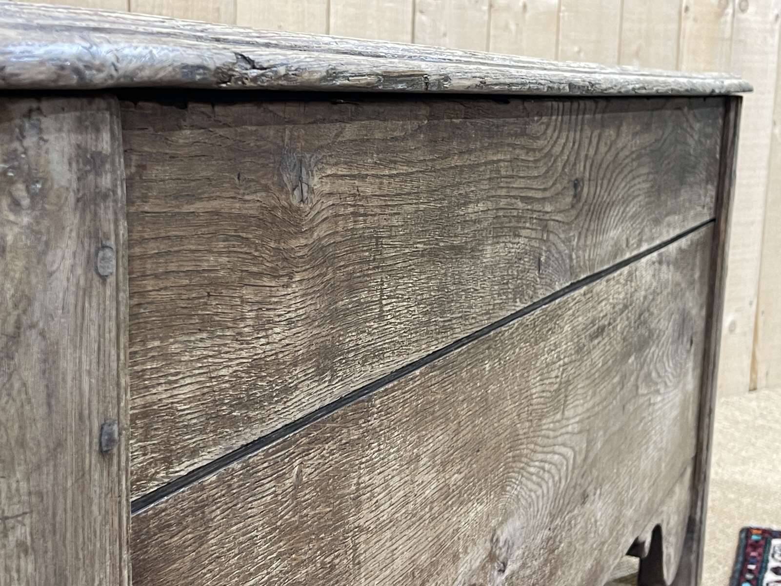 Banc coffre du  18ème en chêne brut - L=1m32, P=65cm, H=62cm.