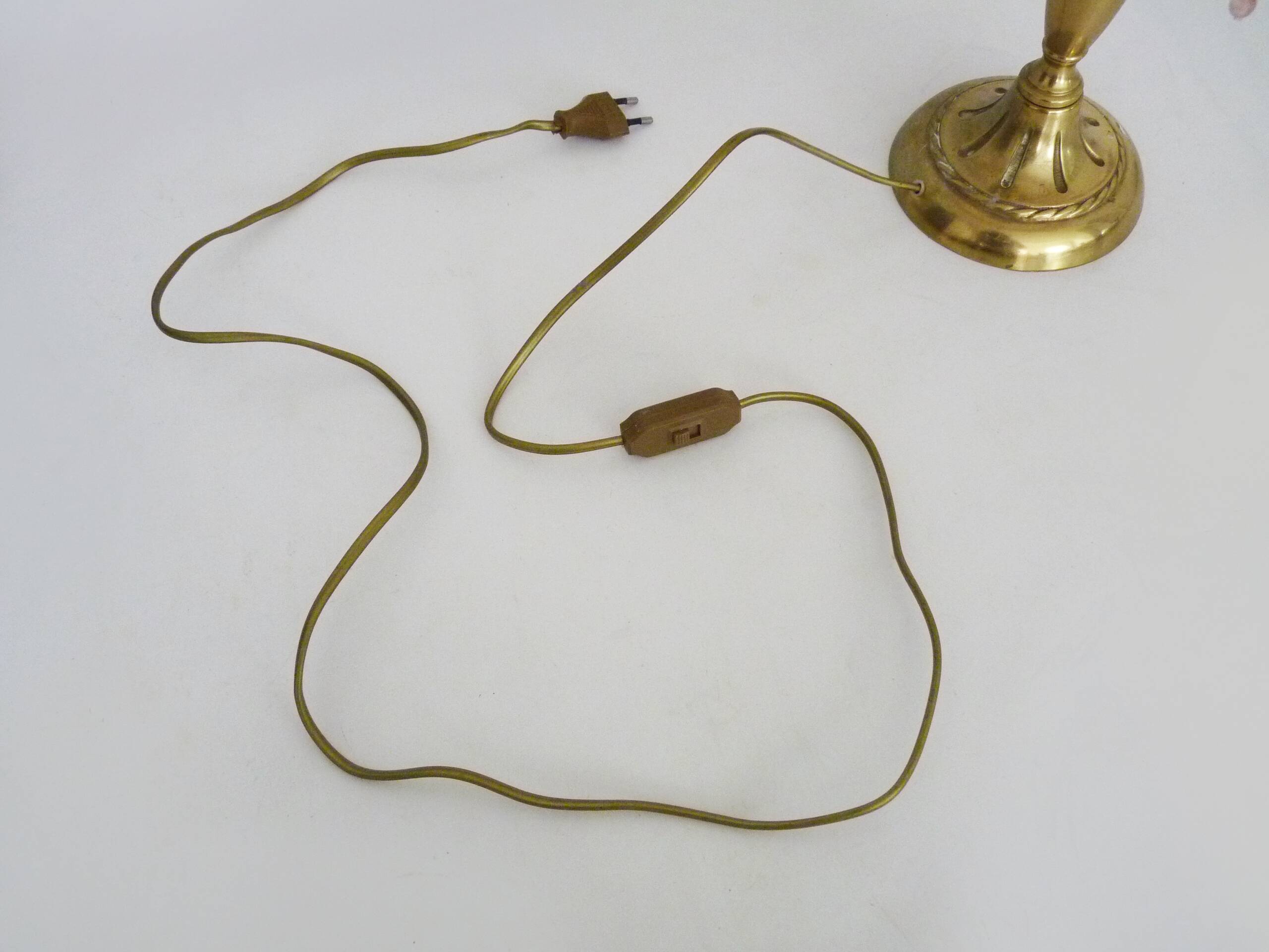 Lampe de table, lampe de chevet 2 feux, pied laiton, globe et perles rose