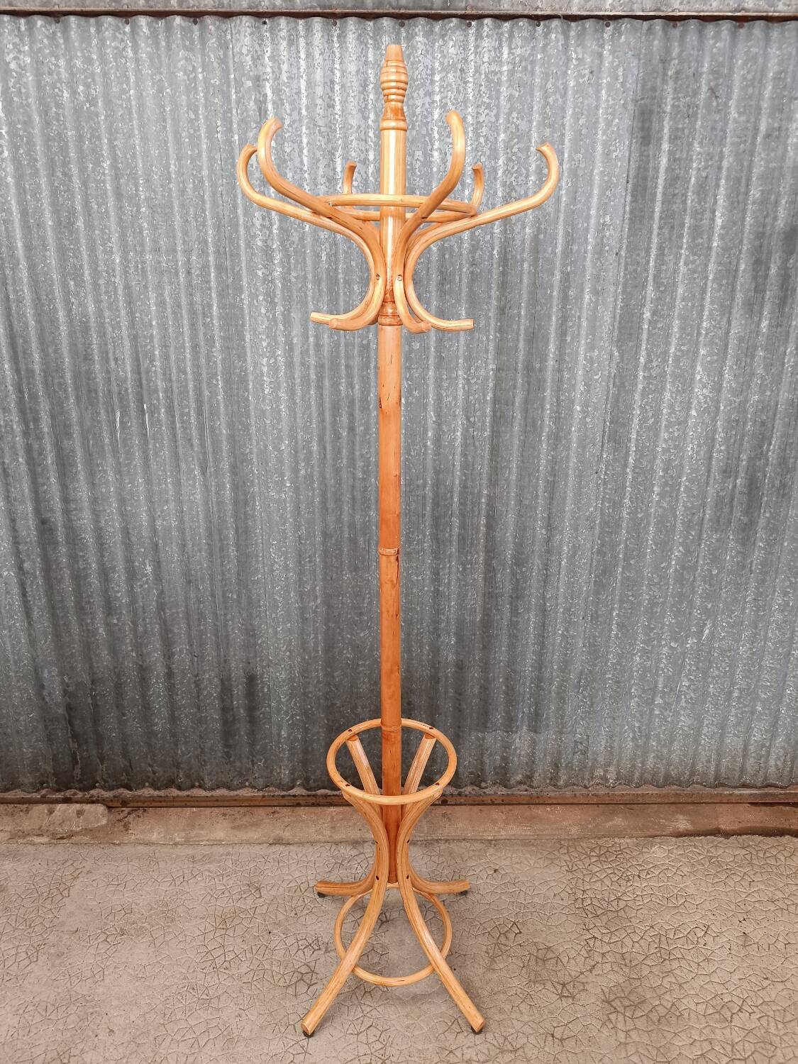 Parrot rattan coat rack