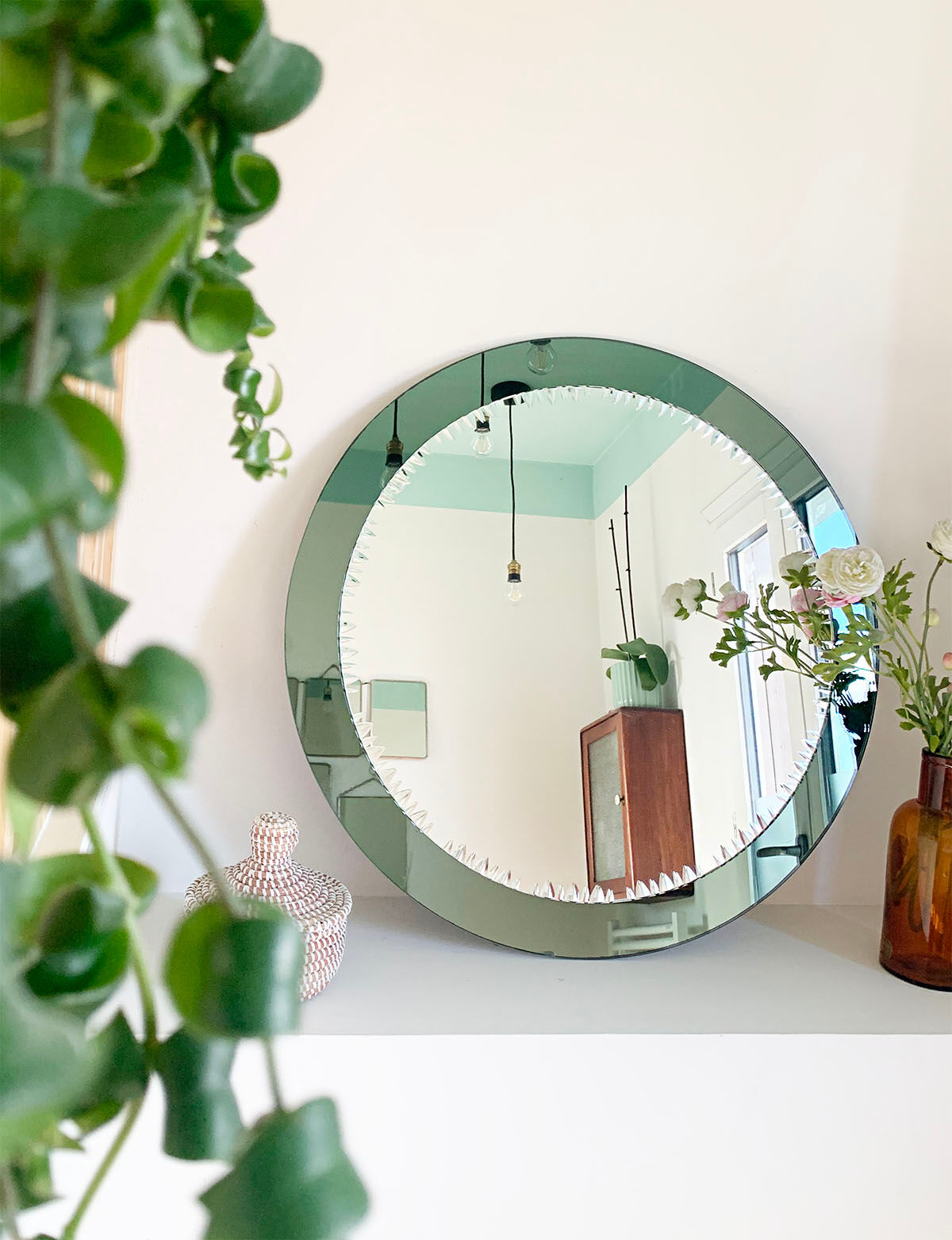 Chiseled double complexion mirror