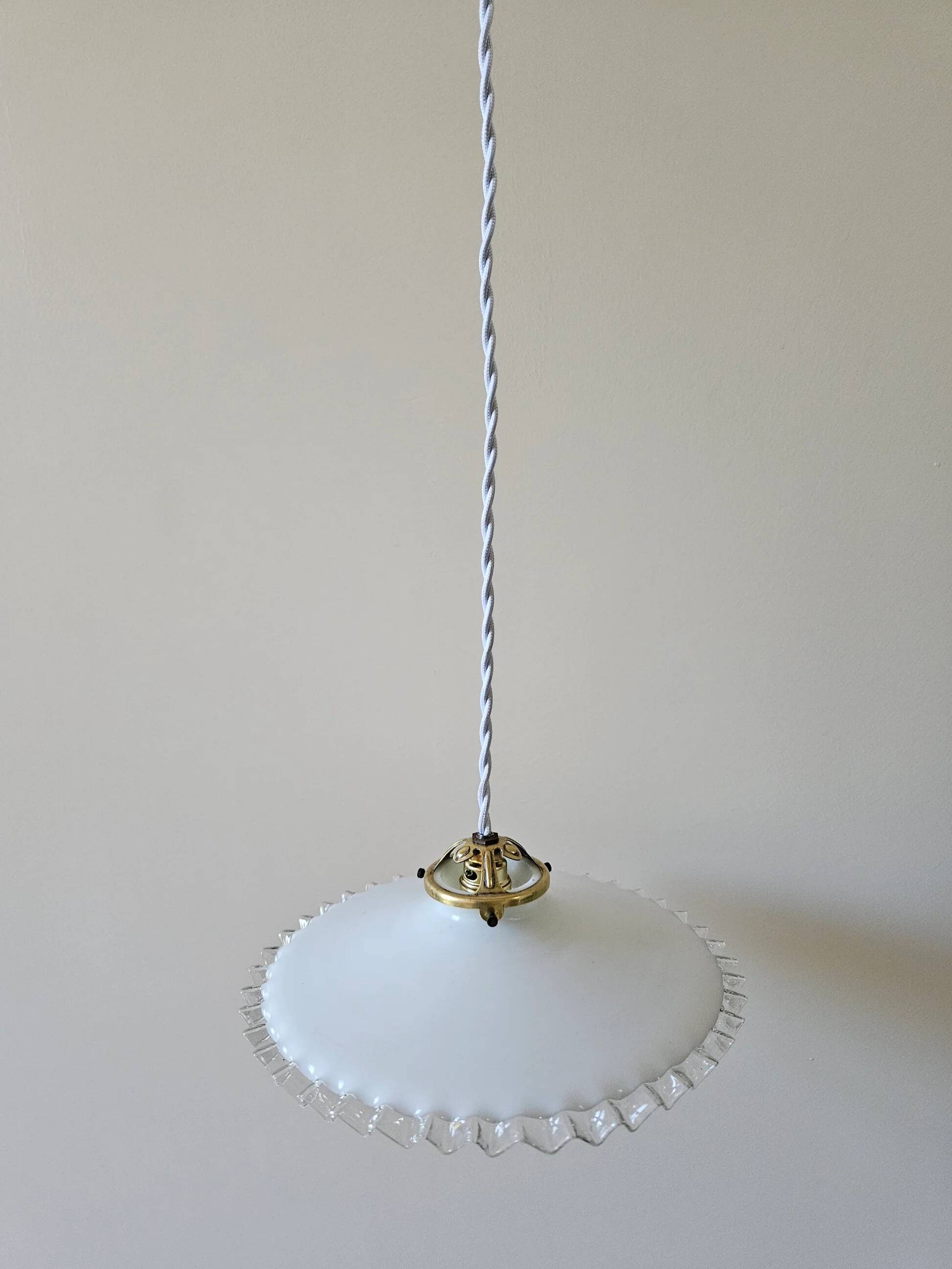 Suspension vintage en opaline dentelée