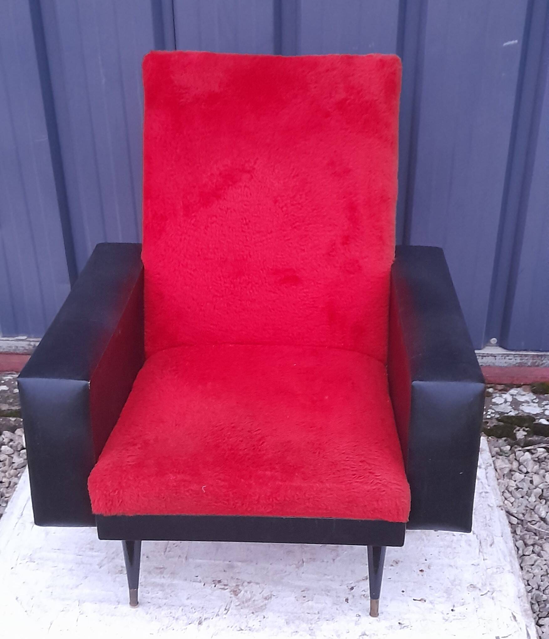 Black leatherette armchair and red fur