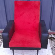 Fauteuil skaï noir et fourrure rouge
