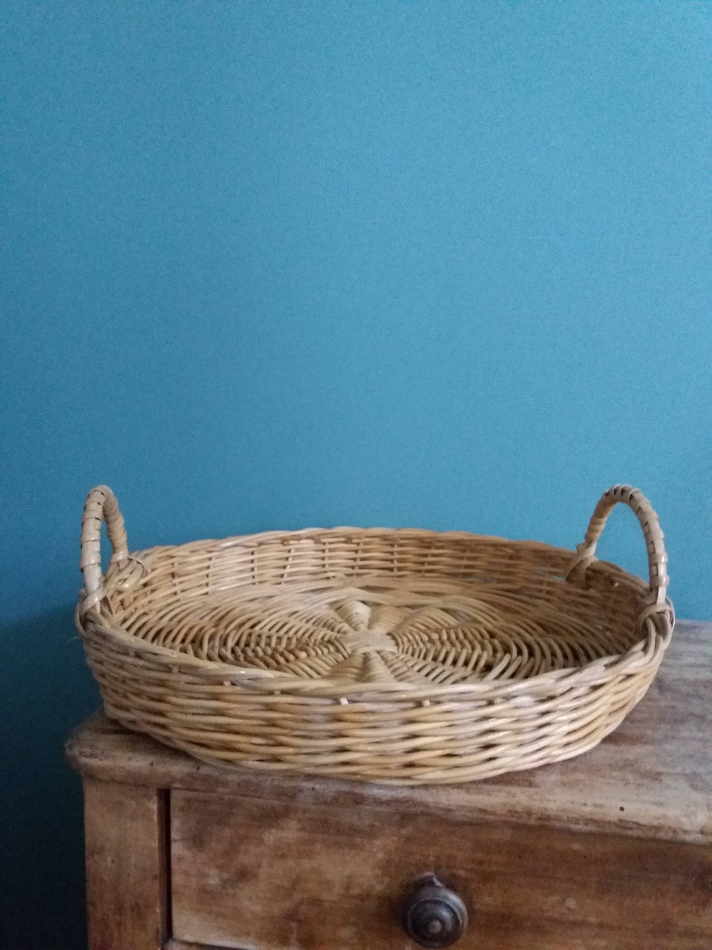 Round wicker tray basket