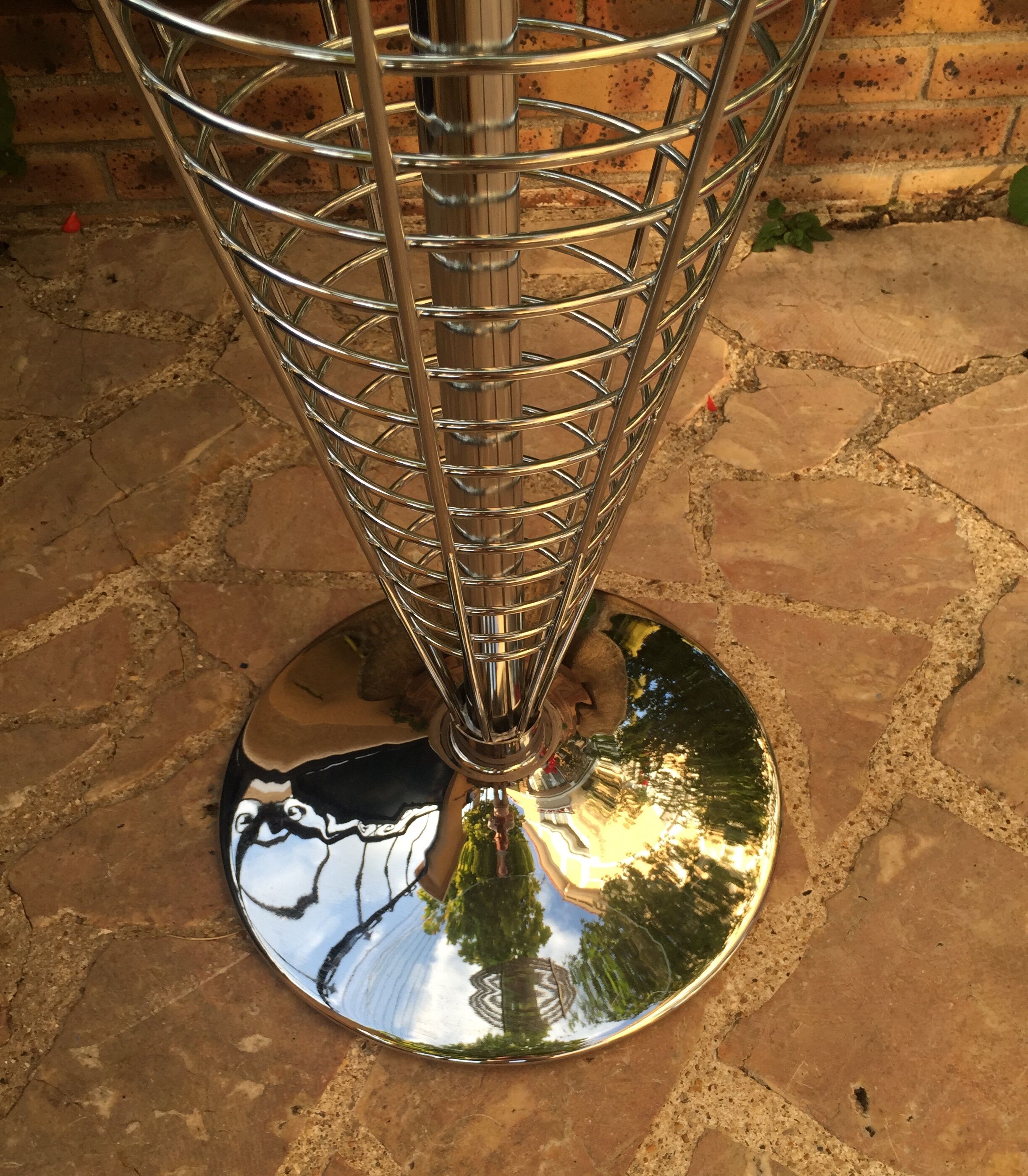 Design pedestal table