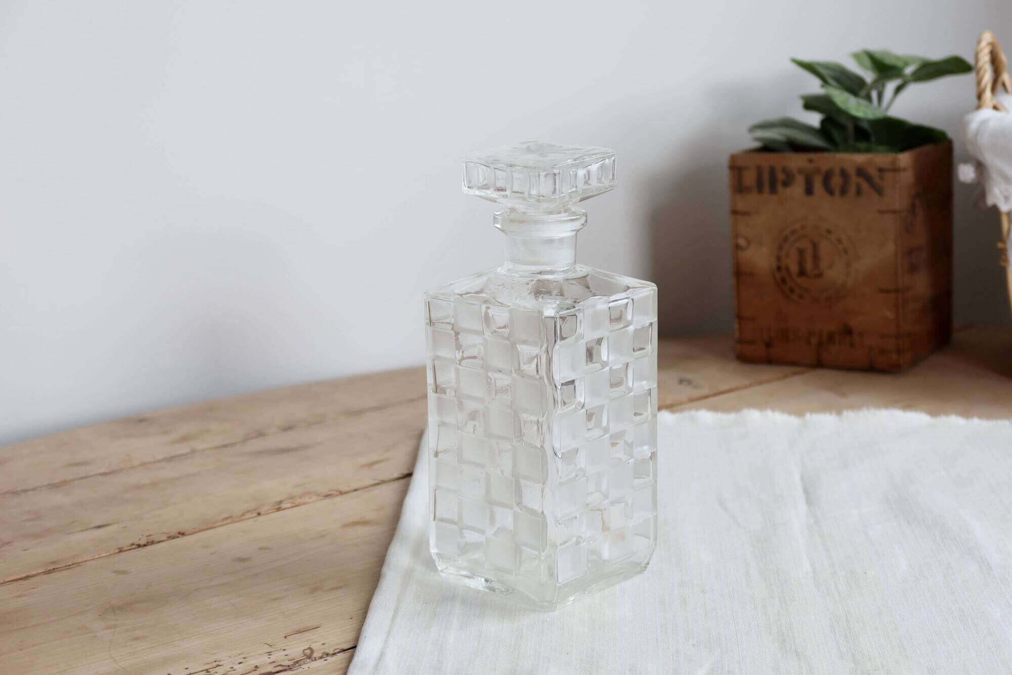 Vintage whisky carafe in transparent and frosted glass - Checkered pattern