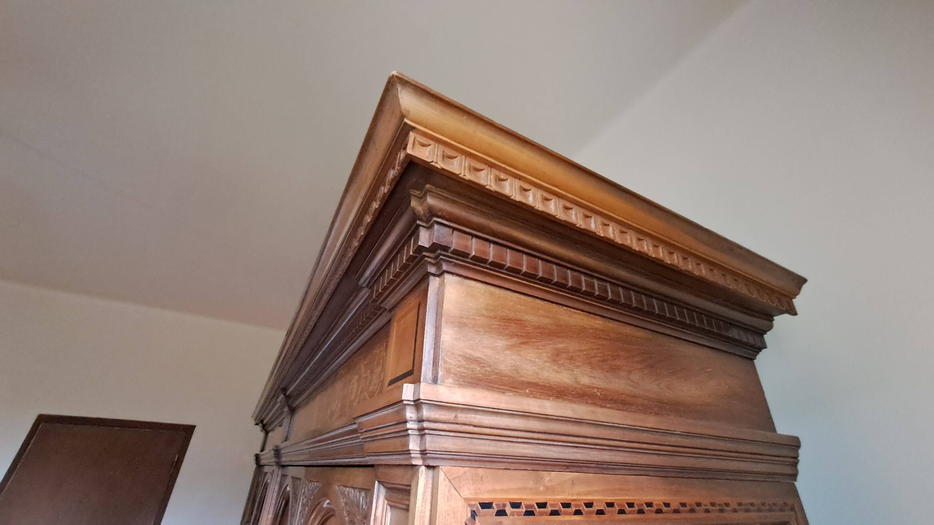 Wardrobe - neo-Renaissance in carved solid wood - possible lot sale