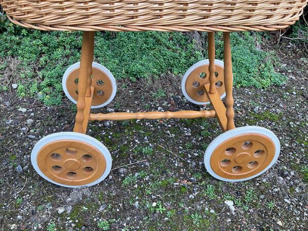 Berceau vintage en osier sur roulettes
