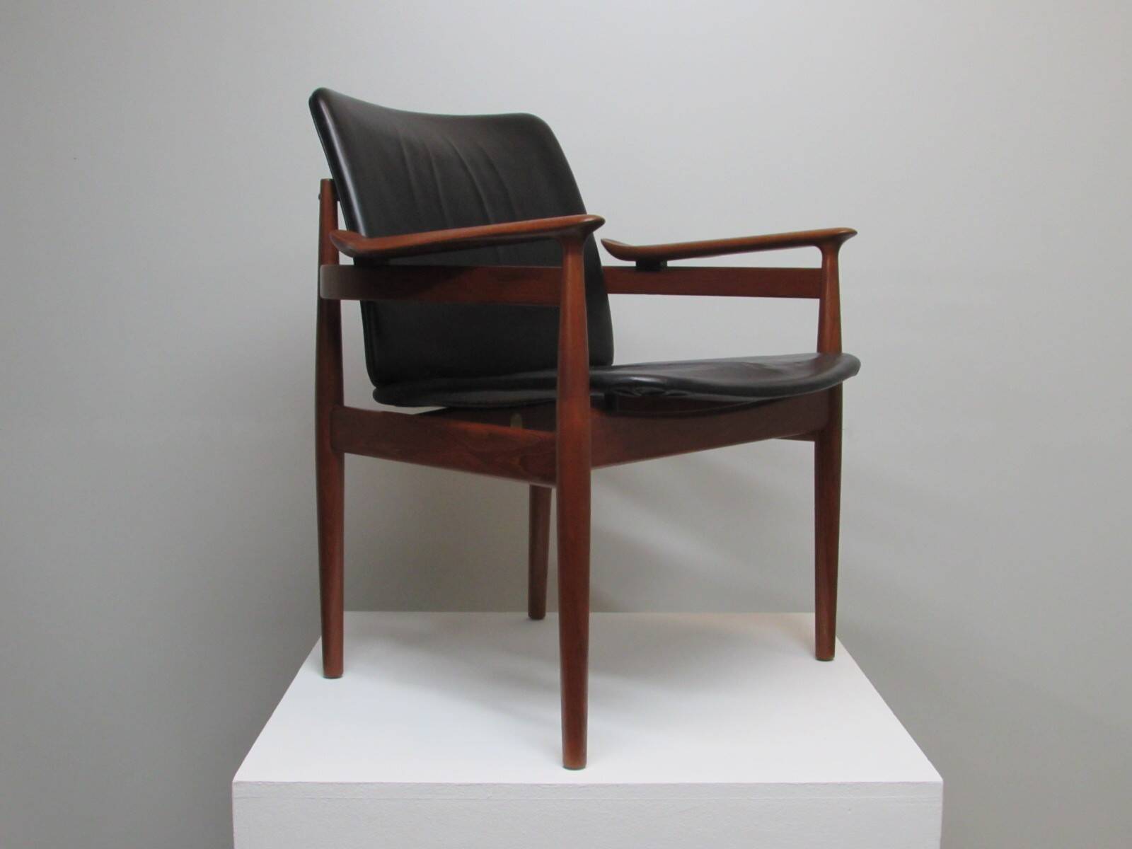 Finn Juhl model 192 in Teak, leather for France & Daverkosen