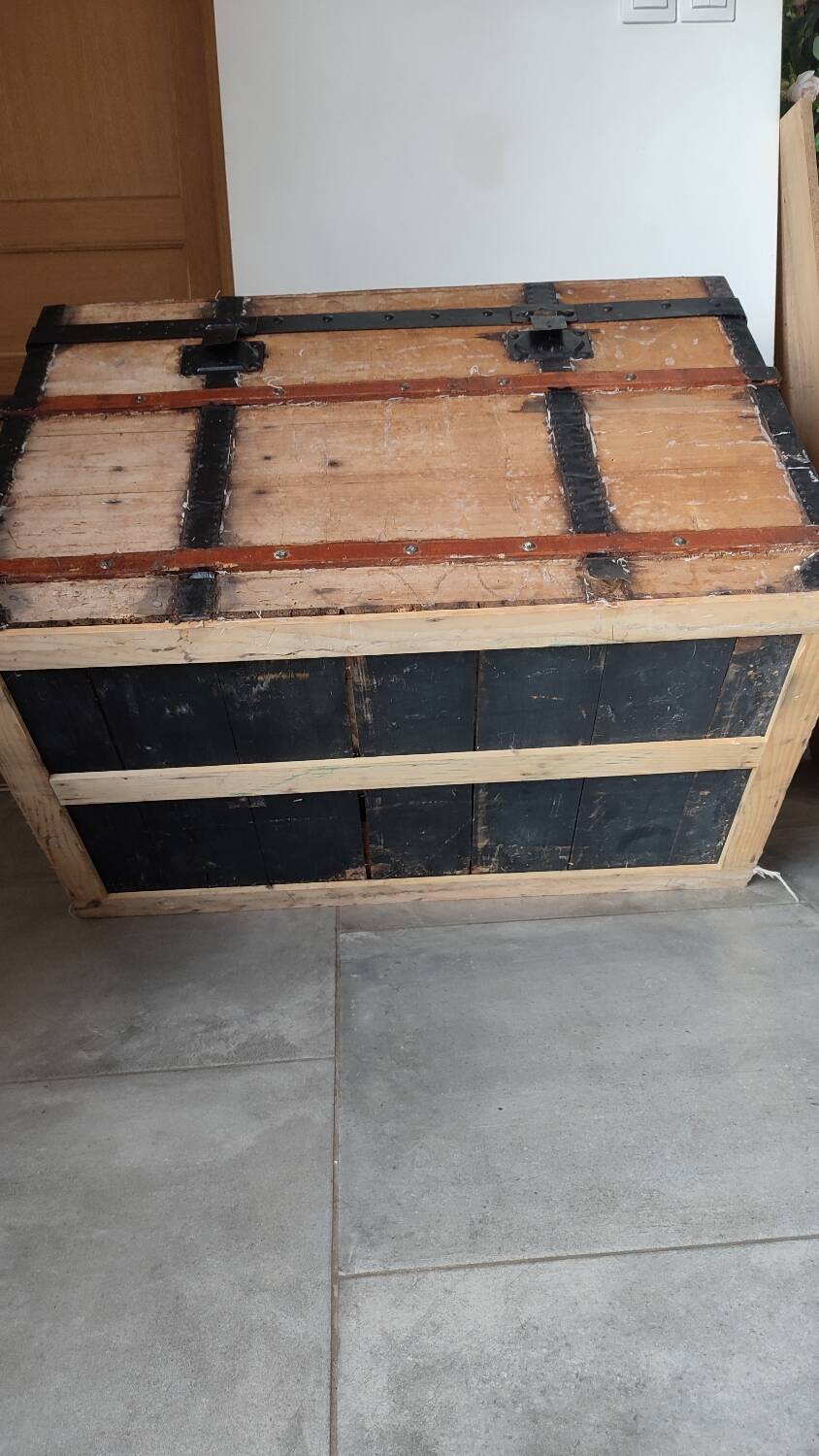 Grande malle en bois bombée