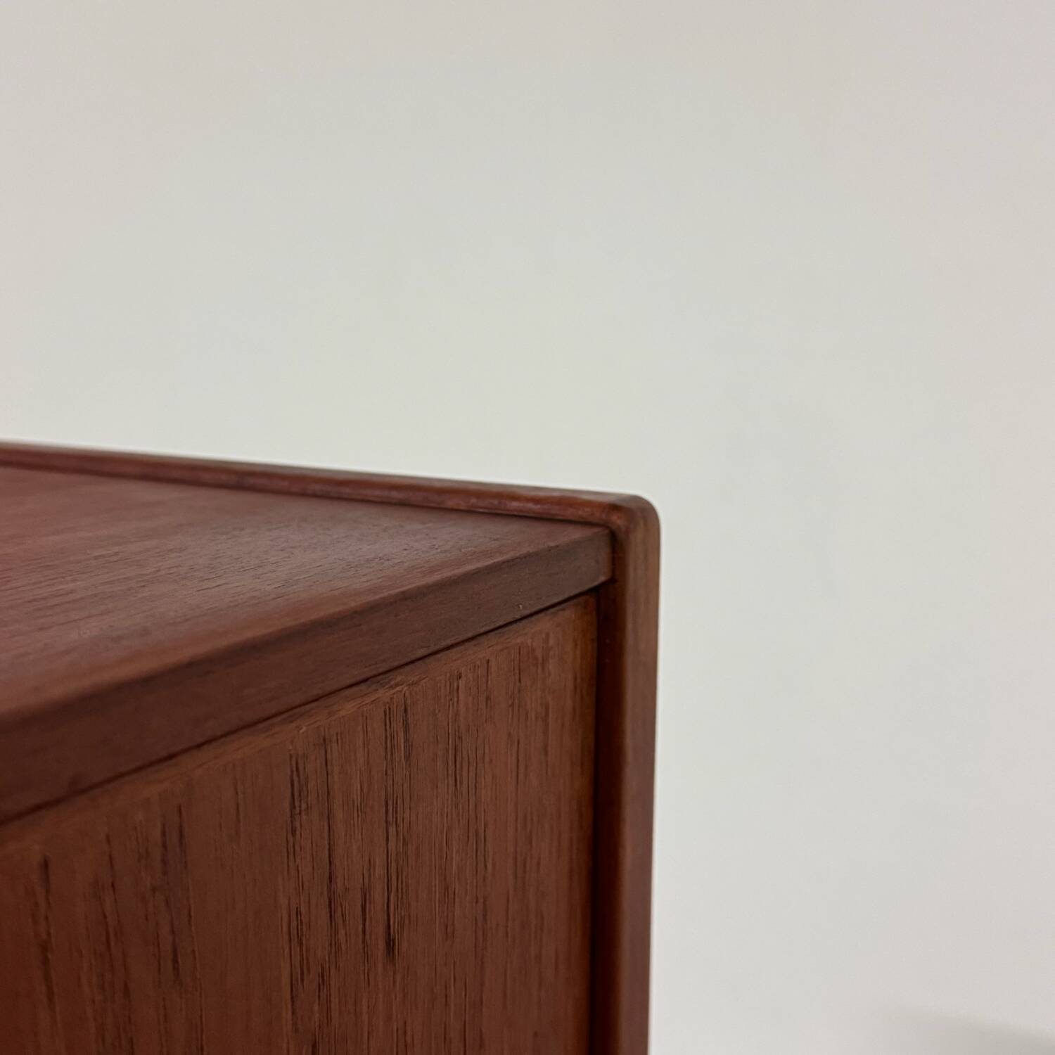 2x Teck Kai Kristiansen à côté des armoires années 1960