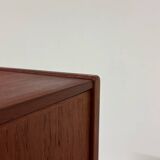 2x Teck Kai Kristiansen à côté des armoires années 1960