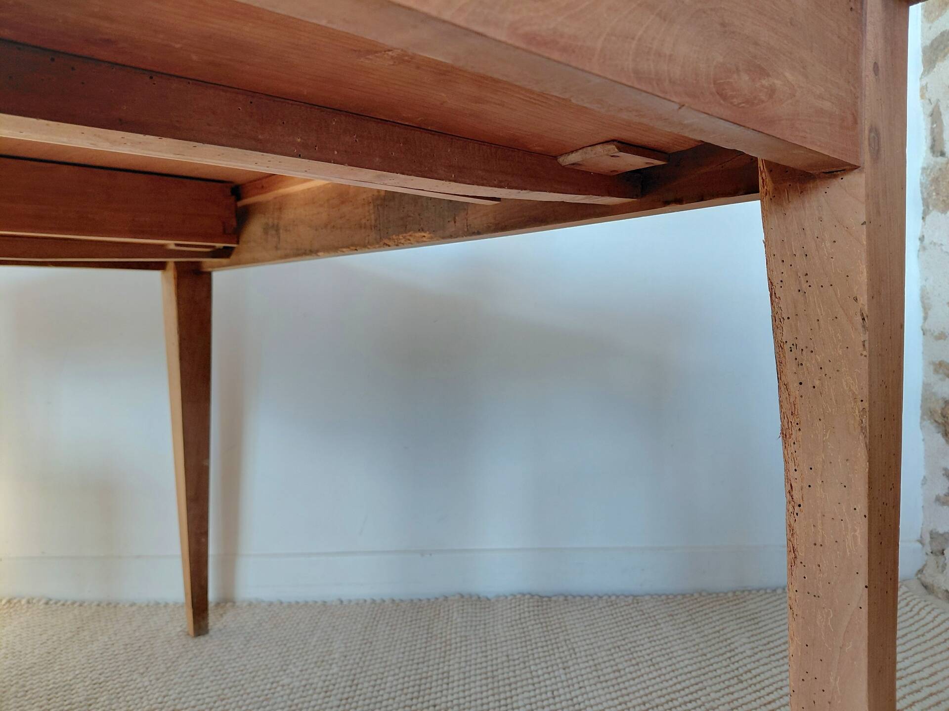 Bureau ancien à double tiroir, pieds gainés, XIXème