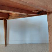 Bureau ancien à double tiroir, pieds gainés, XIXème