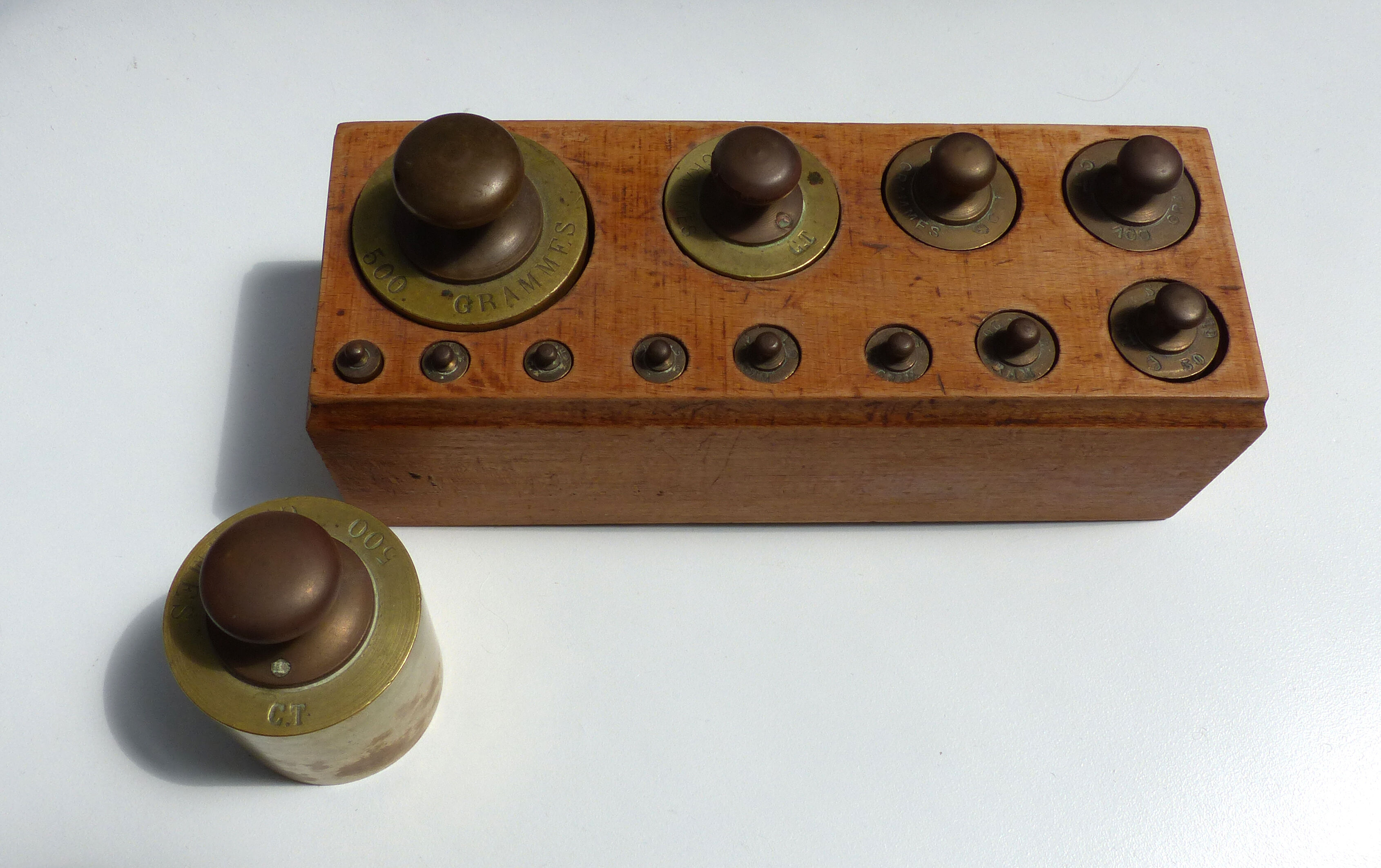 Old 1kg balance with full weight box