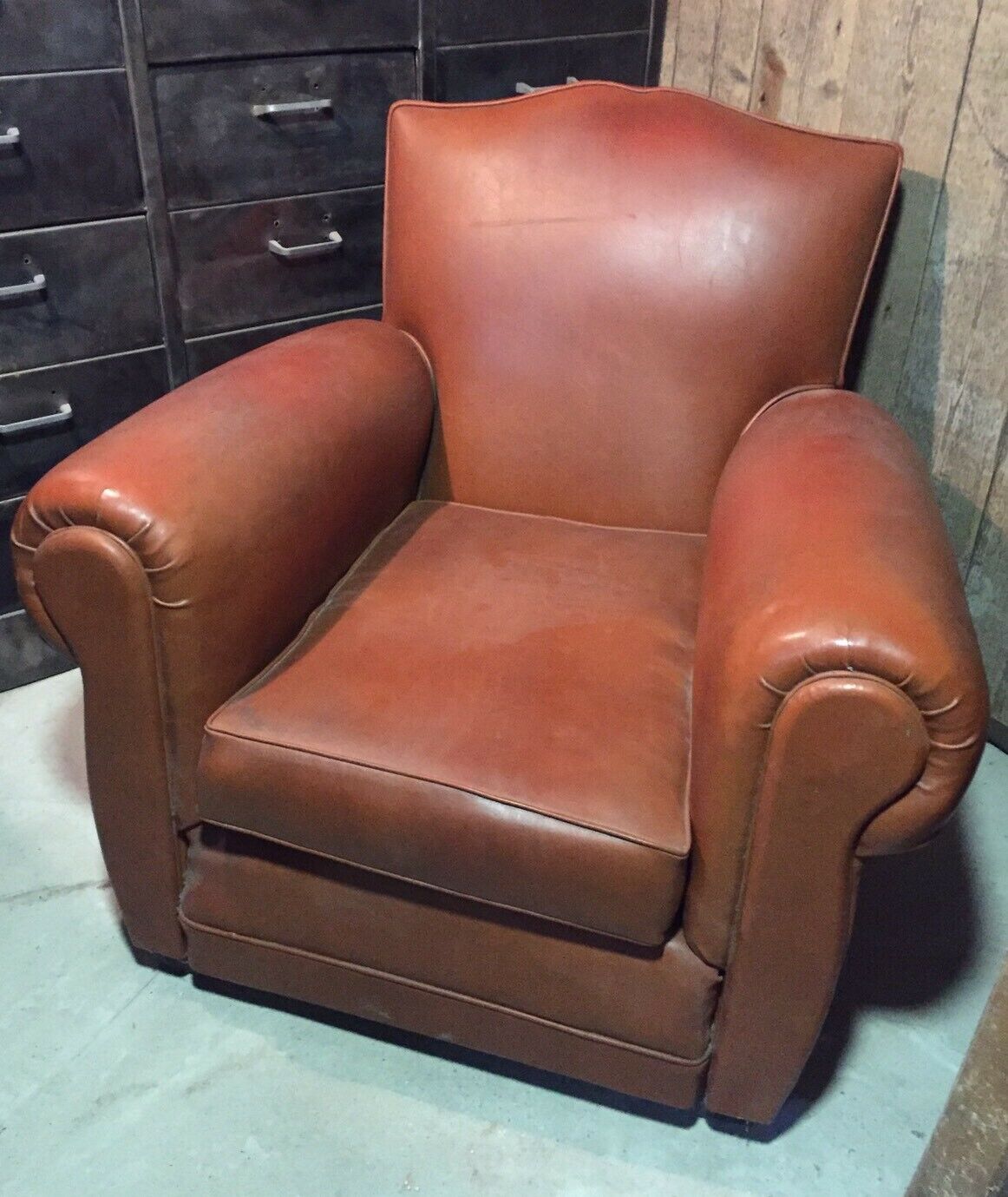 Club armchair moustache in brown leather