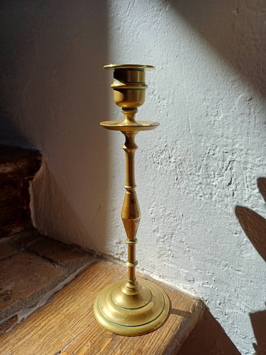 Paire de grands bougeoirs en laiton