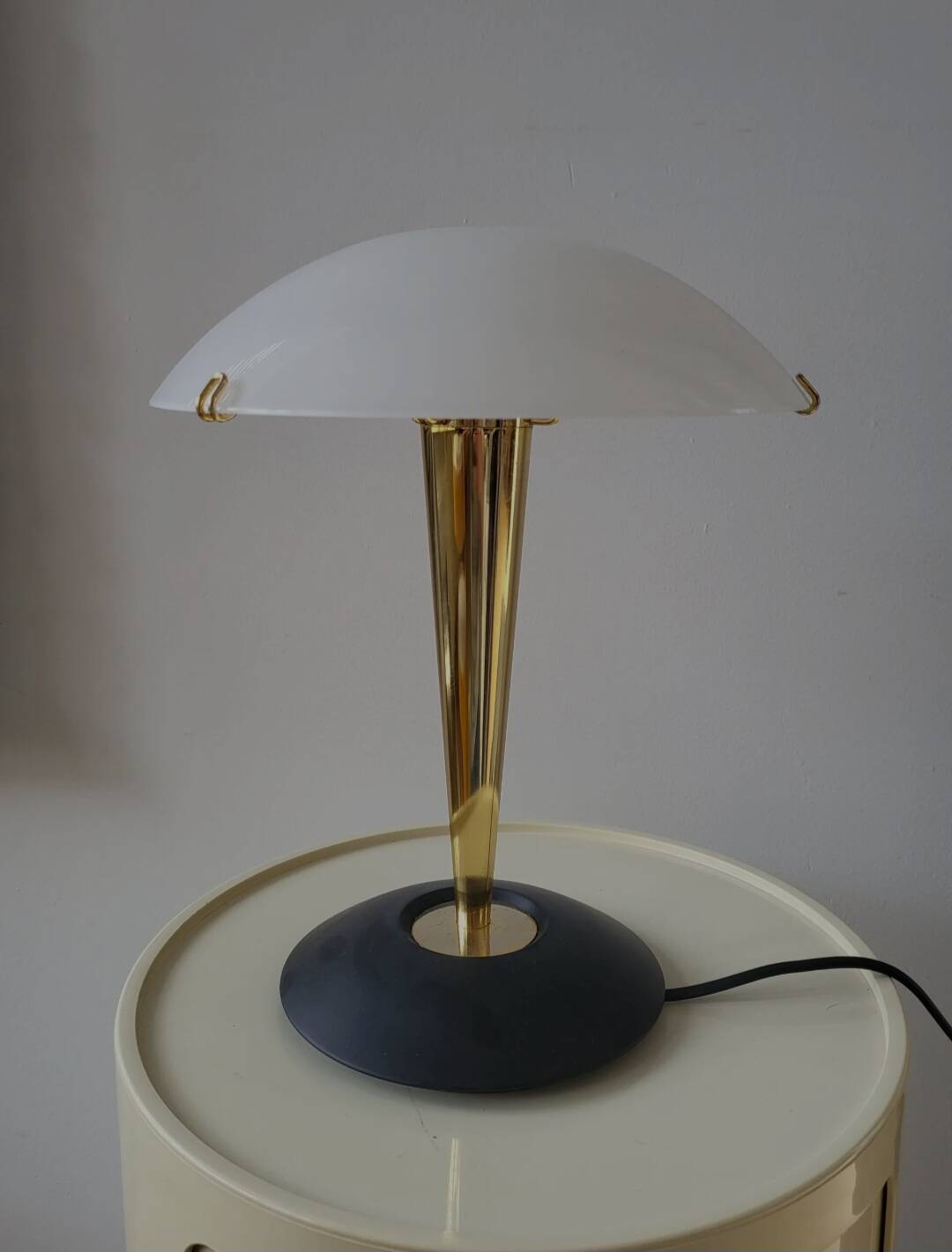 Lampe champignon, Luciano Cesaro, messing/mat zwarte tafellamp, jaren 90