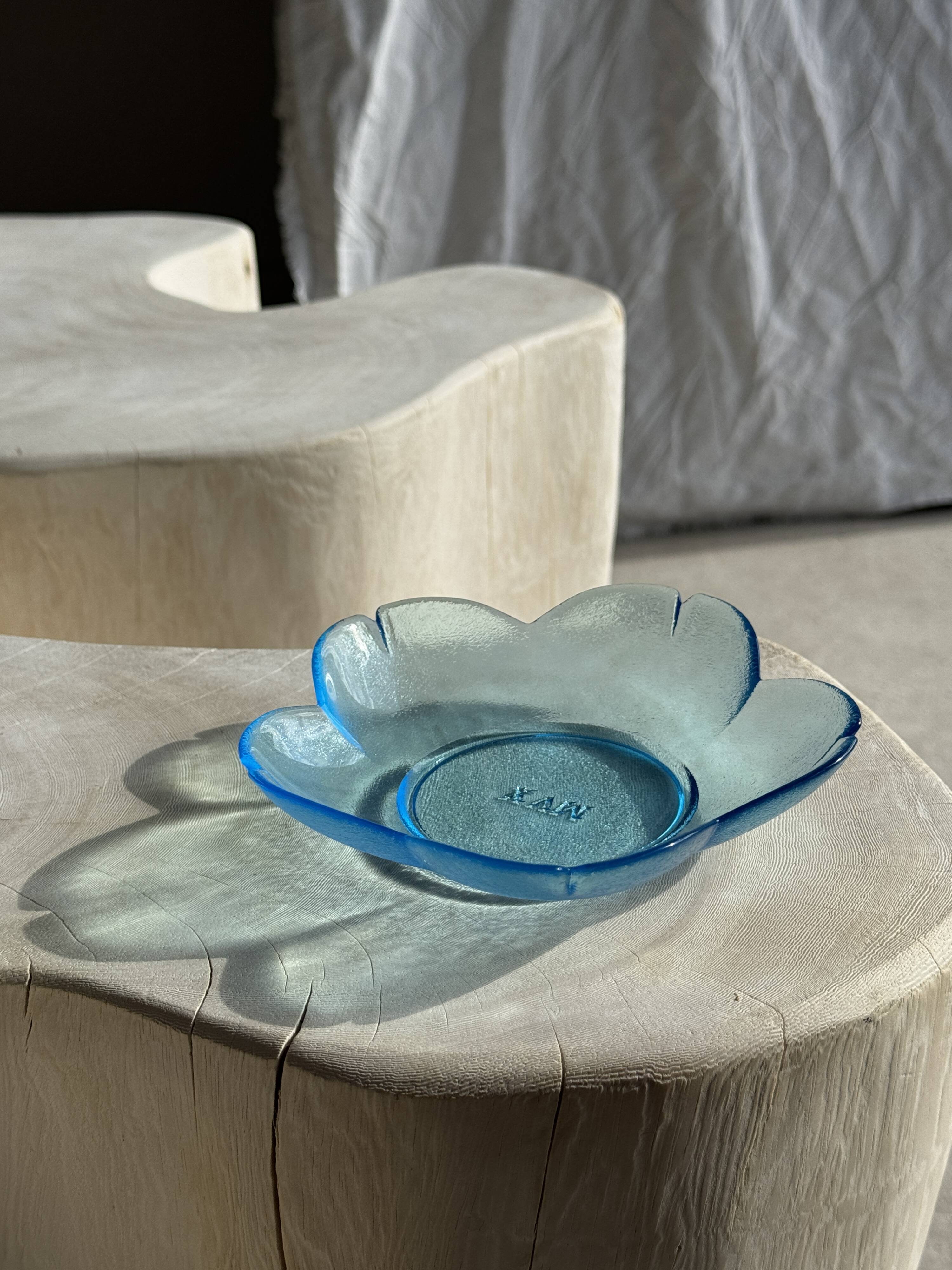 6 vintage flower-shaped bowls, XVM brand on the bottom