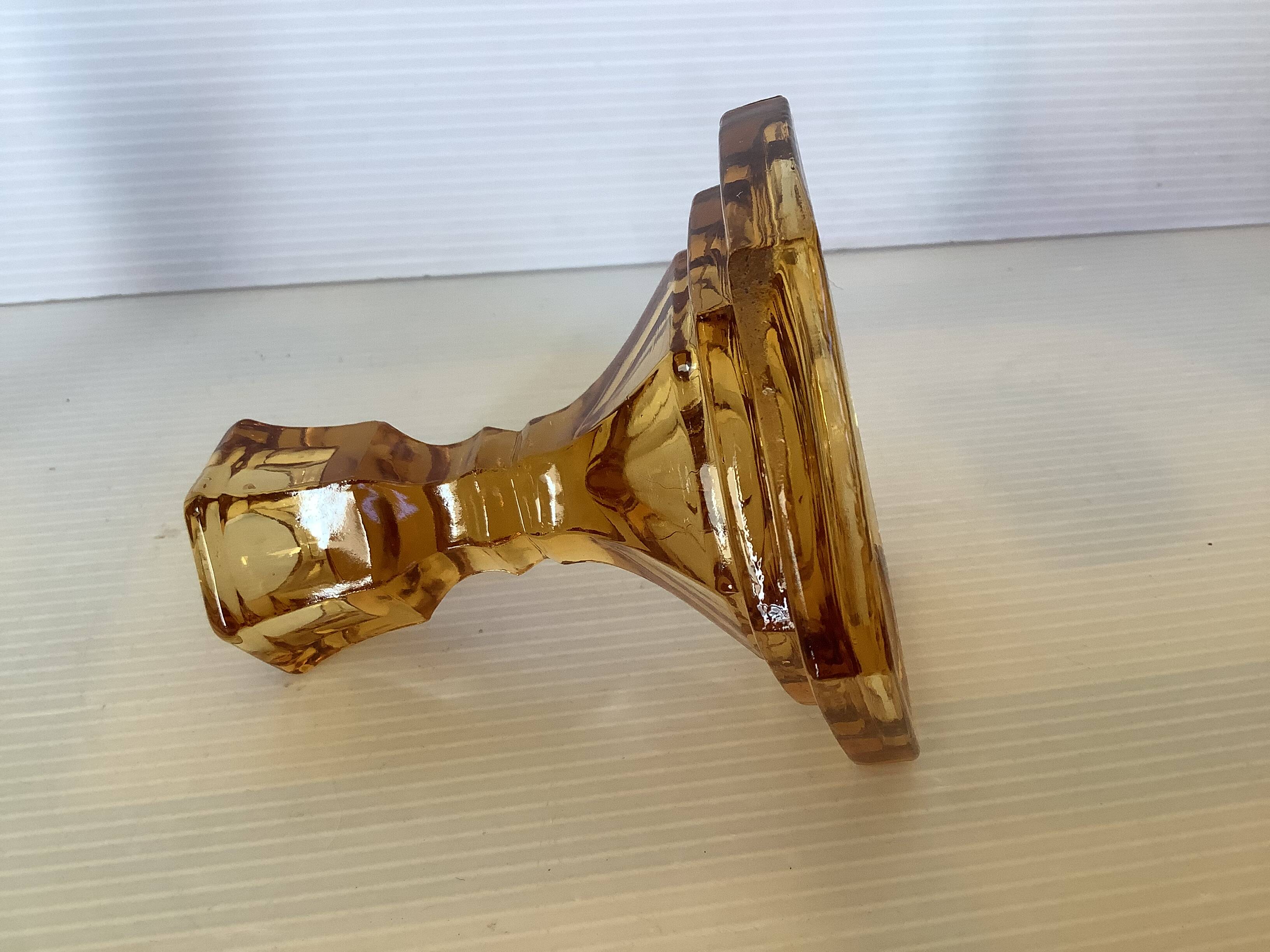Paire de bougeoirs verre moulé jaune