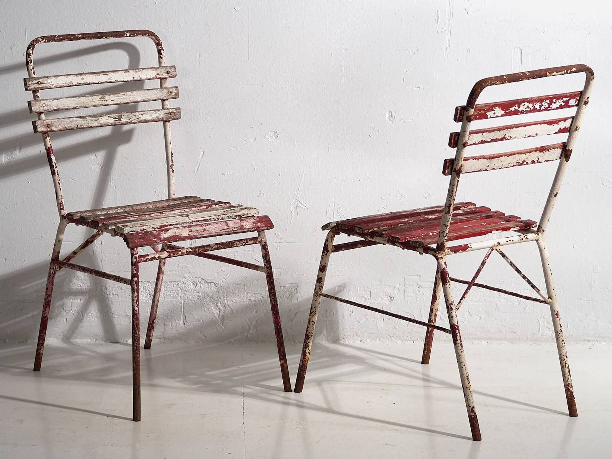 Anciennes chaises de terrasse rouges et blanches (vers 1920). Ensemble de 4 pièces