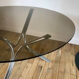 ensemble composé d'une table en chrome et verre fumé et ses 4 chaises tubulaires en chrome et skaï a