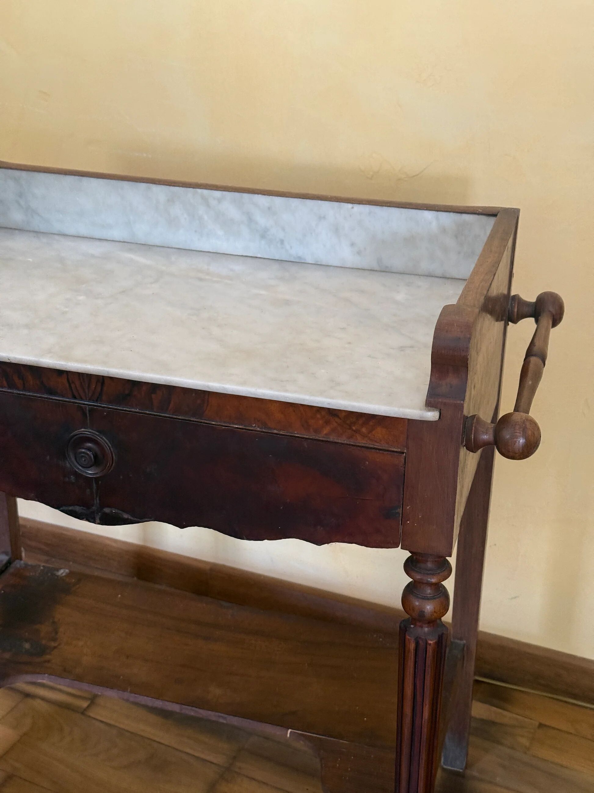 Bureau coiffeuse en bois et marbre