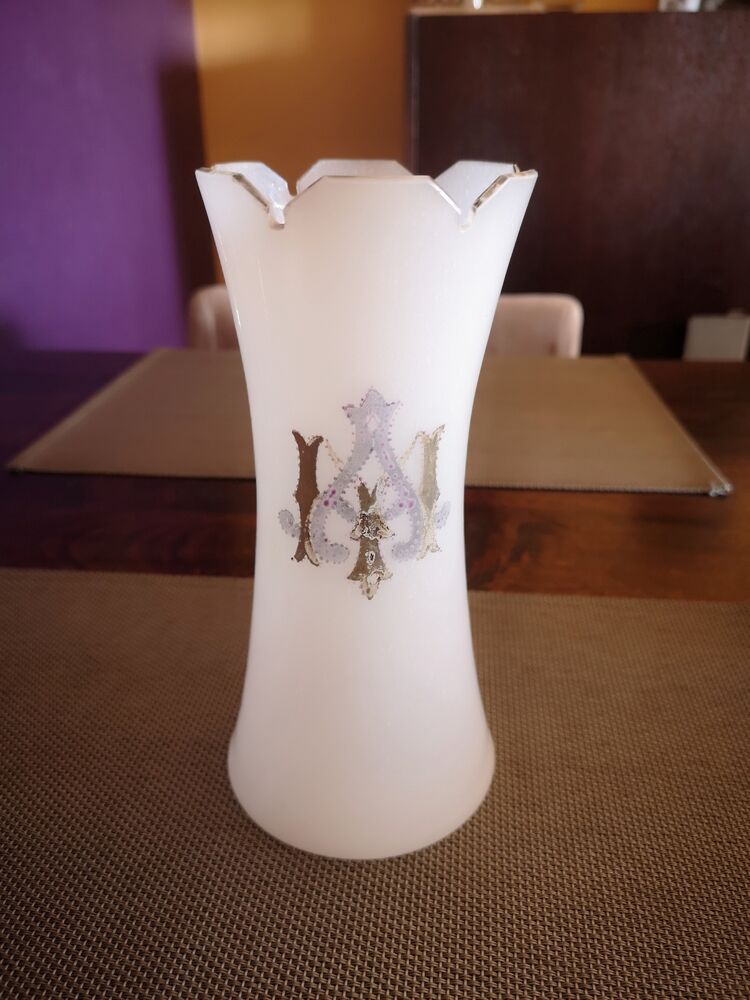Opaline vase with cut neck, crown shape - mid-19th century