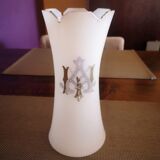 Vase en opaline au col découpé, forme de couronne - milieu 19e siècle