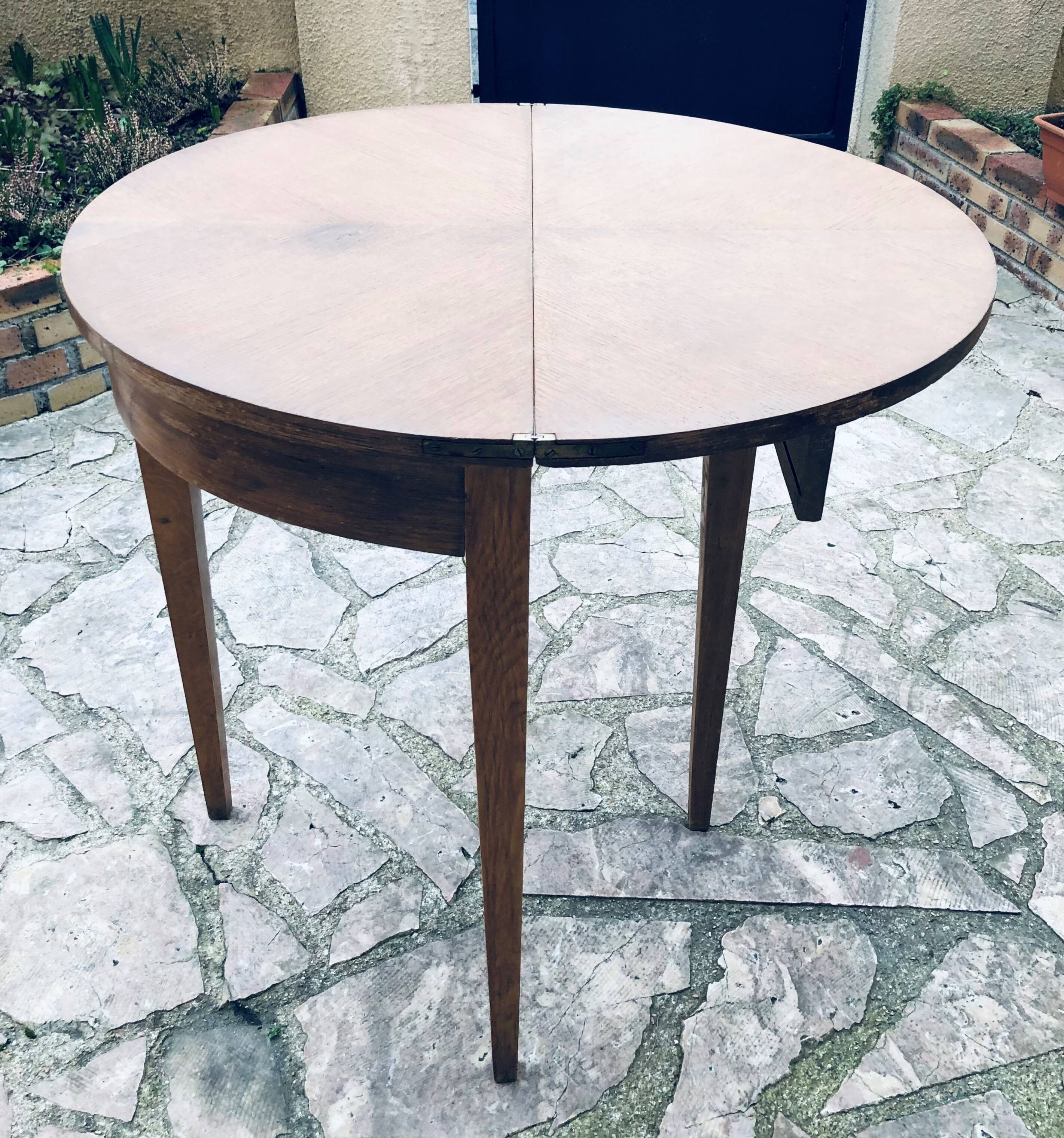 Half moon wallet table