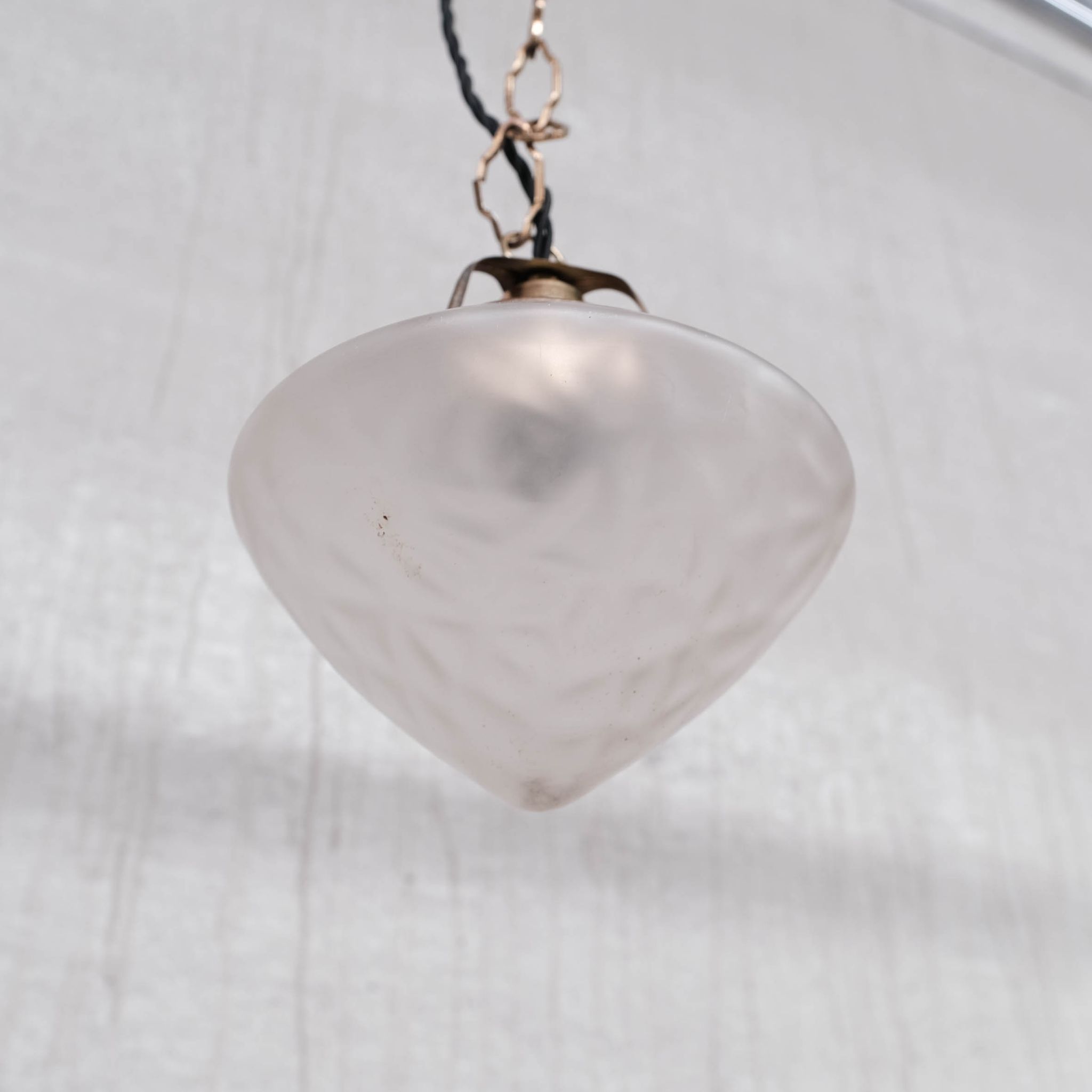 Suspension en verre opaque et laiton