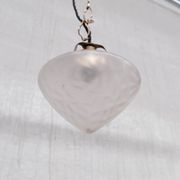 Suspension en verre opaque et laiton