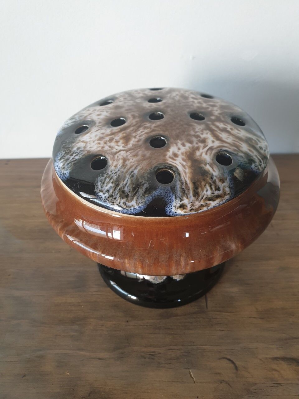 Vase stings earthenware flowers