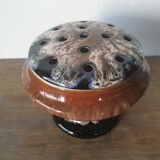 Vase stings earthenware flowers