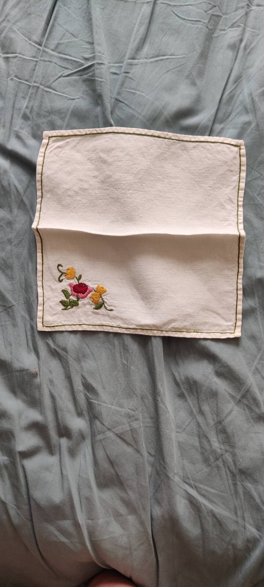 Nappe brodée main et ses six serviettes