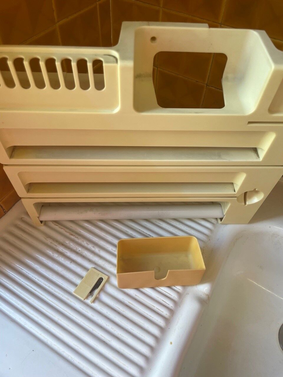 Servant wall kitchen door sopalin paper towel and food film and aluminum kitchen