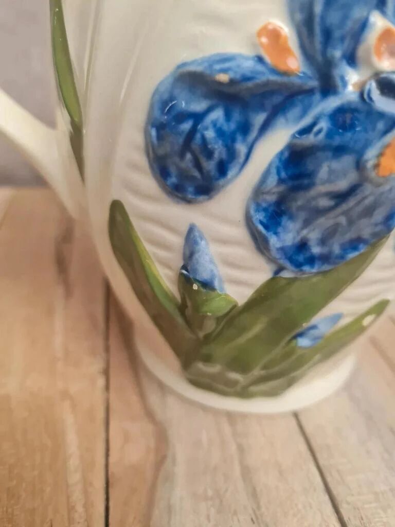 Pichet en barbotine vintage décor iris bleu