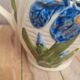 Pichet en barbotine vintage décor iris bleu