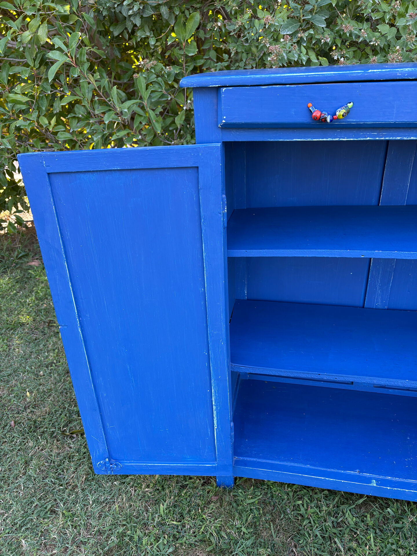 Commode bois peint bleu Majorelle