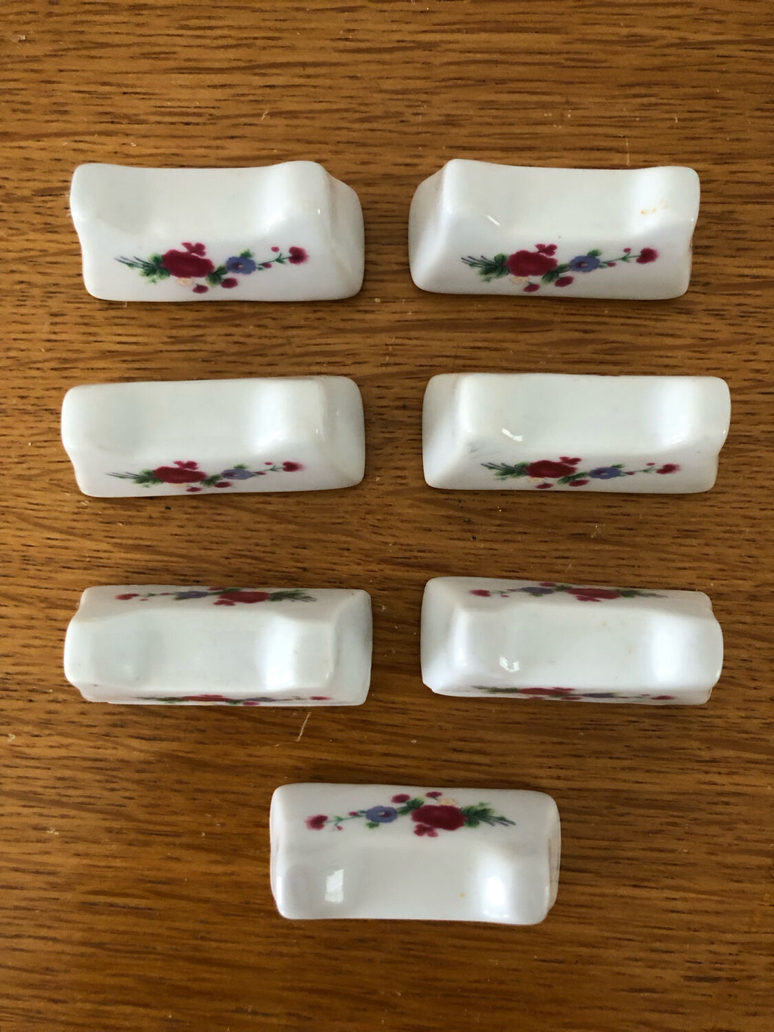 7 portes couteaux vintage en porcelaine décor floral