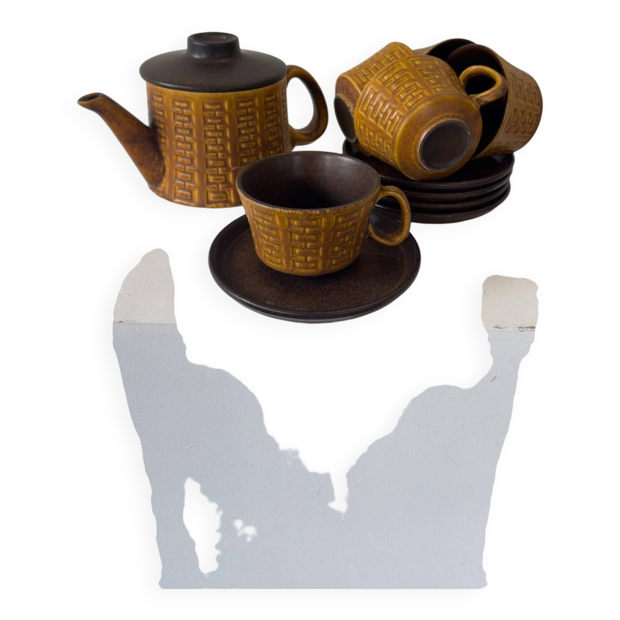 Ceramano tea service "Epsilon" from the 1960s with a raised geometric pattern.