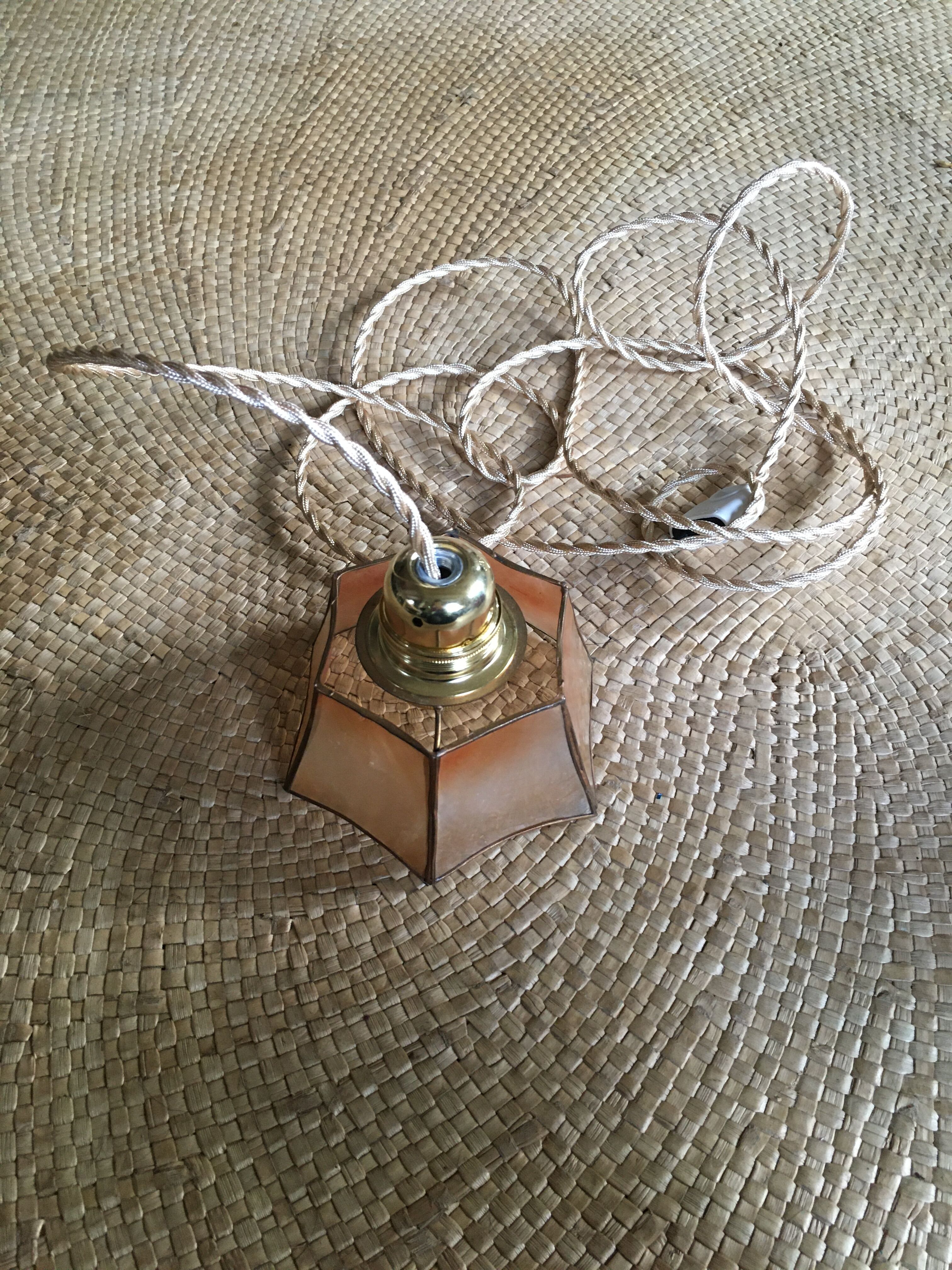 Mother-of-pearl hand lamp