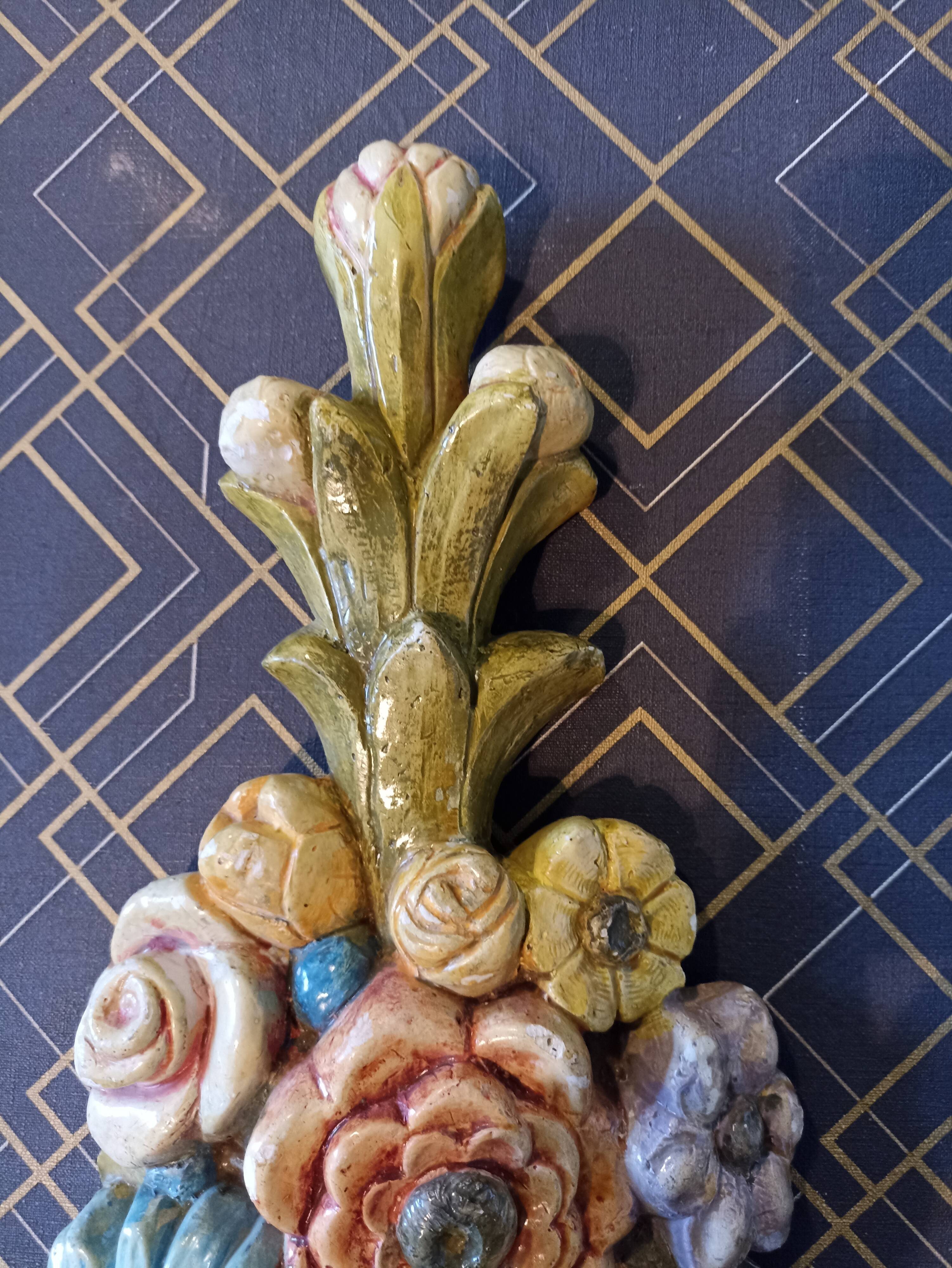 Wall decoration in slurry (flowers)