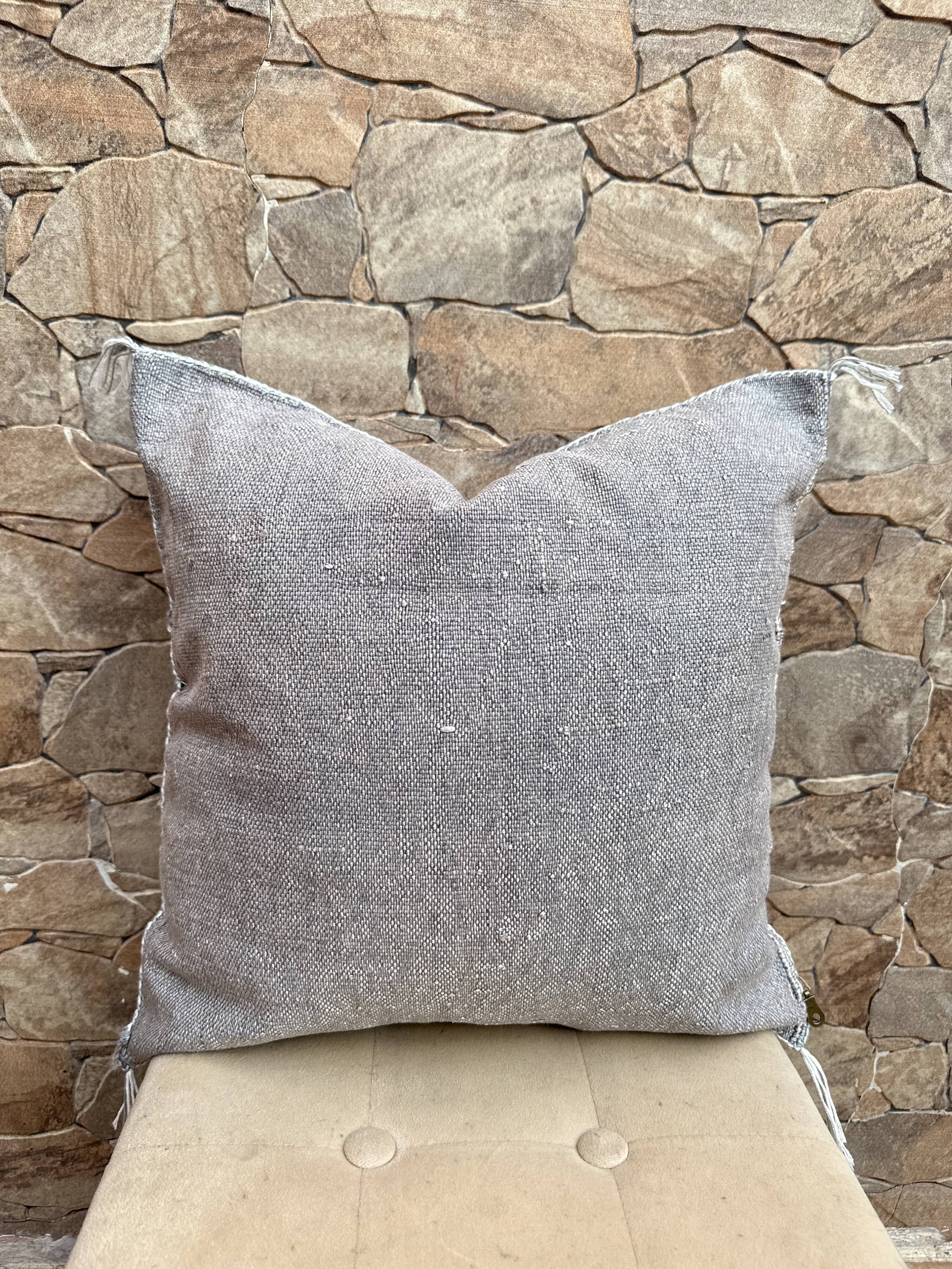 Housse de coussin en soie cactus gris : Coussin marocain tissé à la main