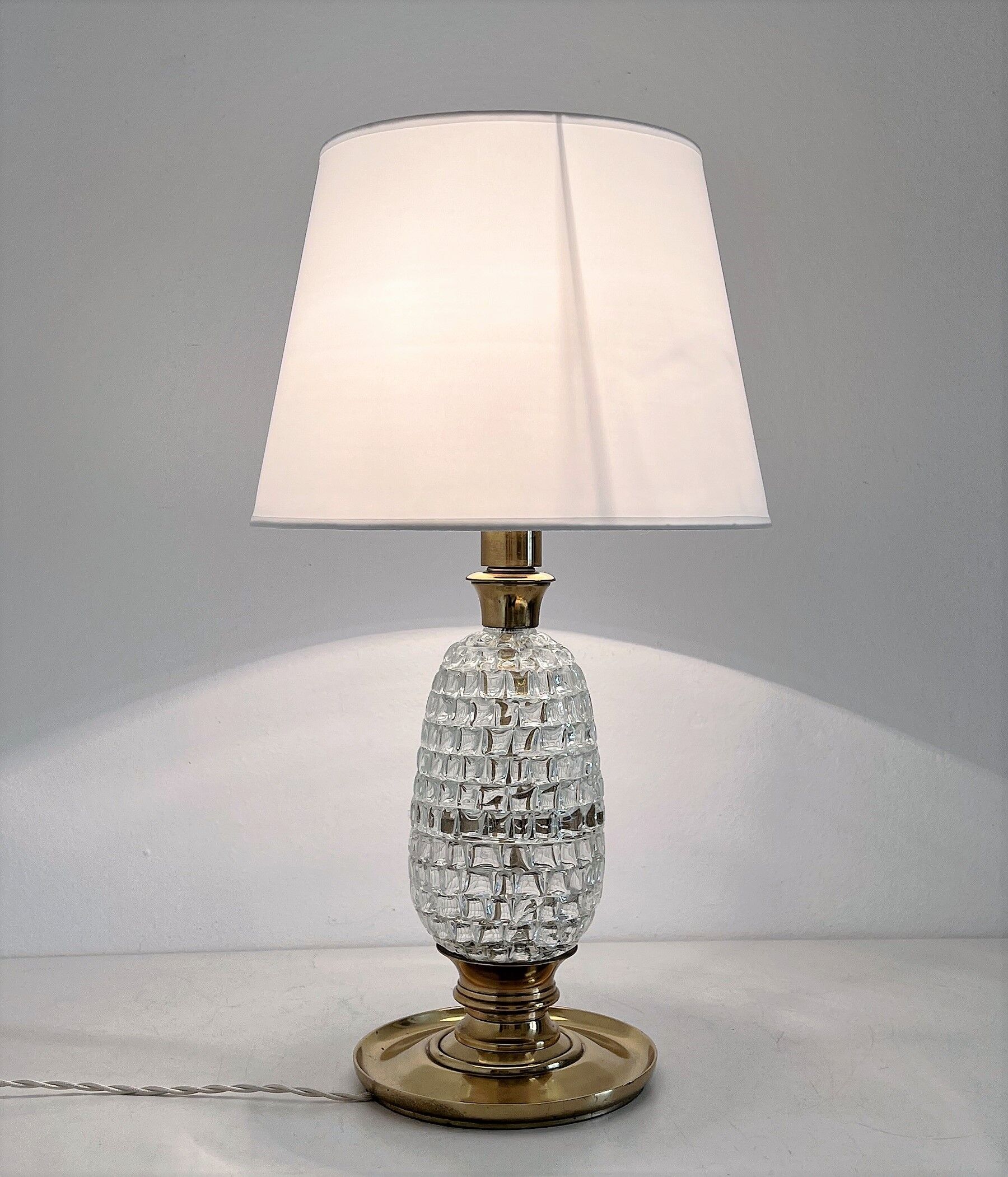 Italian mid-century table lamp with brass and creased murano glass
