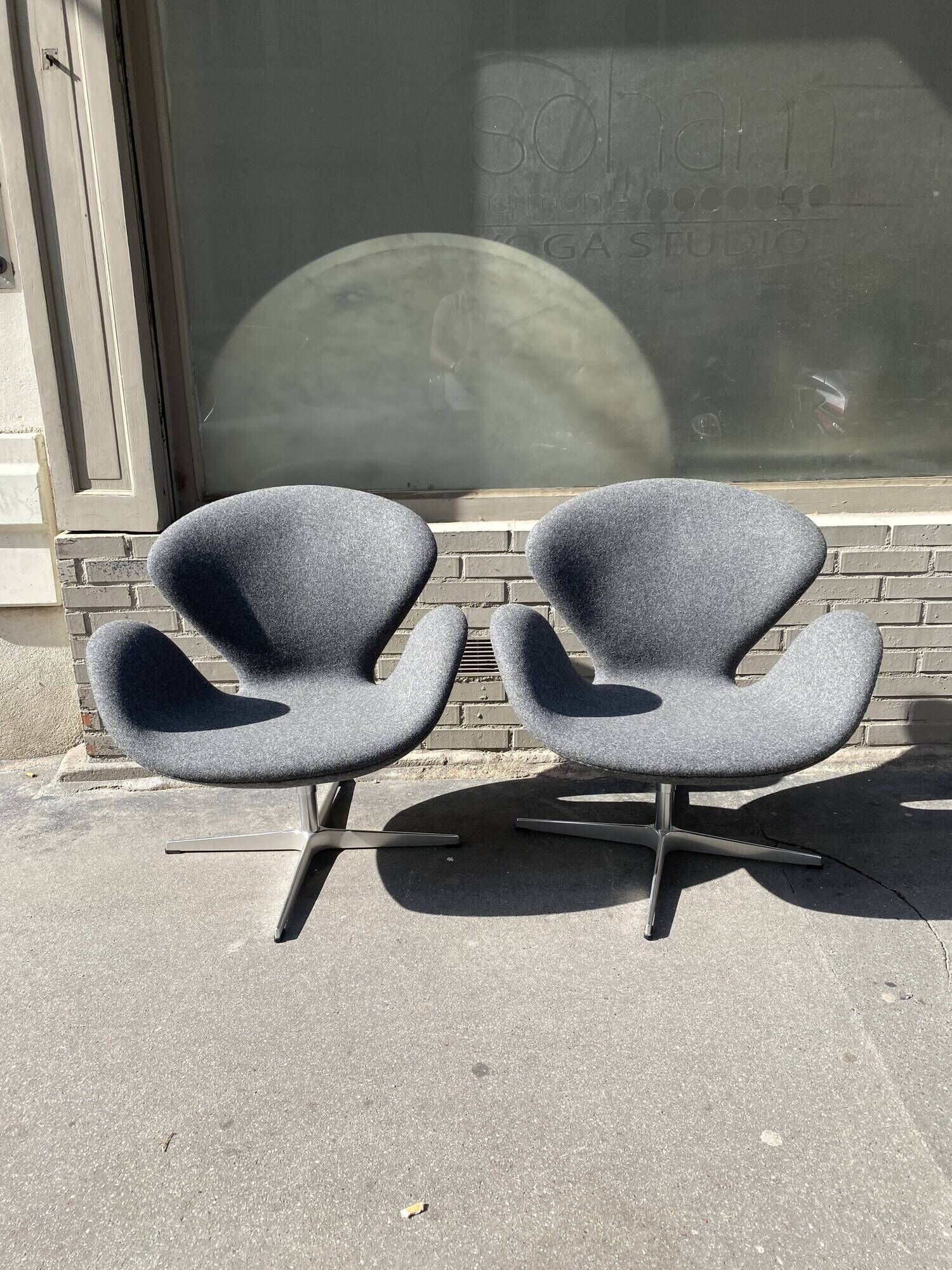 Pair of armchairs Swan armchairs by Arne Jacobsen, Fritz Hansen edition
