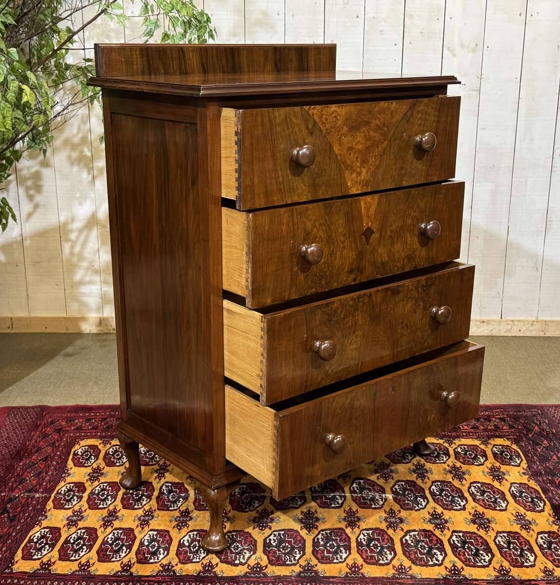 Commode anglaise en loupe de noyer et chêne, années 1930