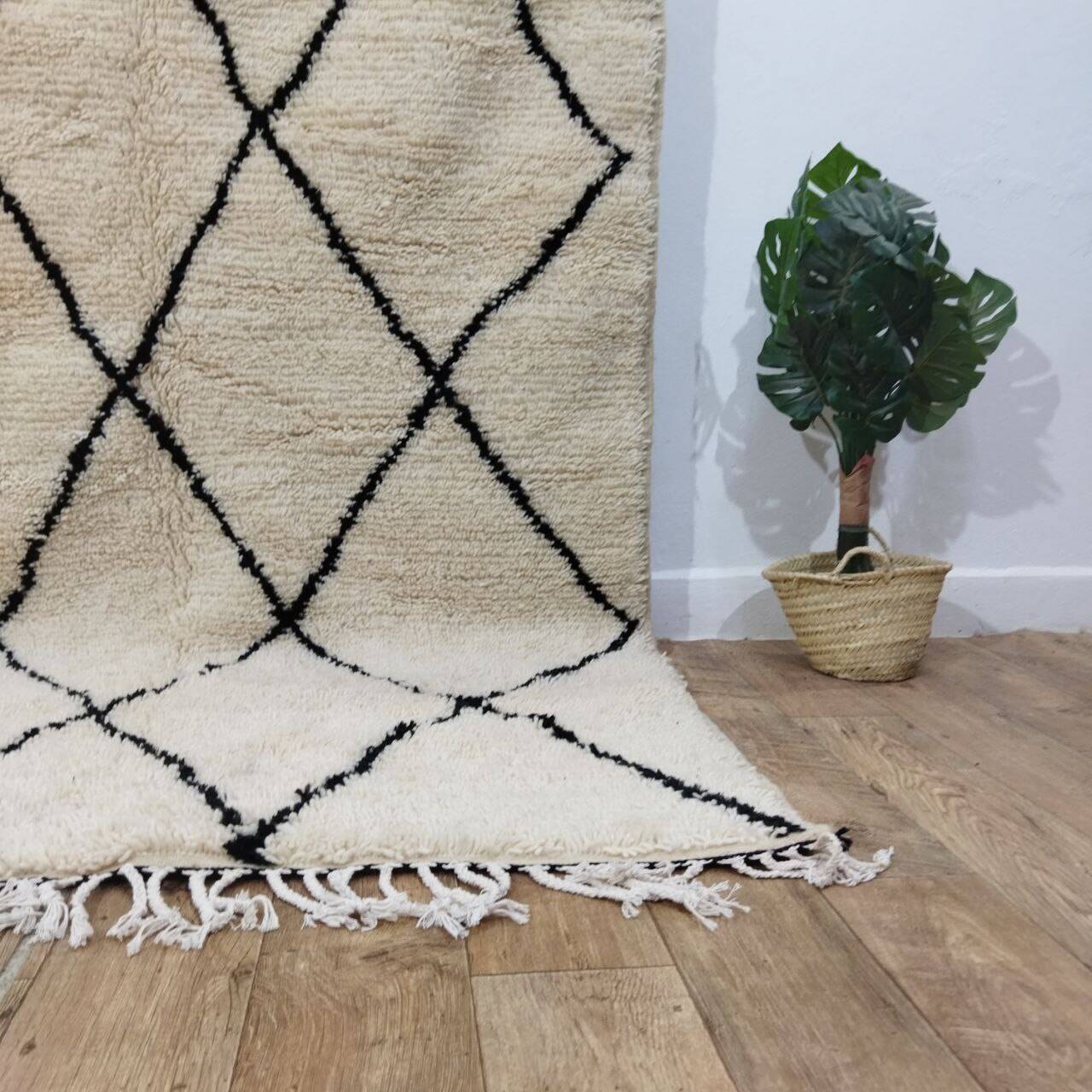 Azilal Berber rug in handmade wool 250 X 157 CM