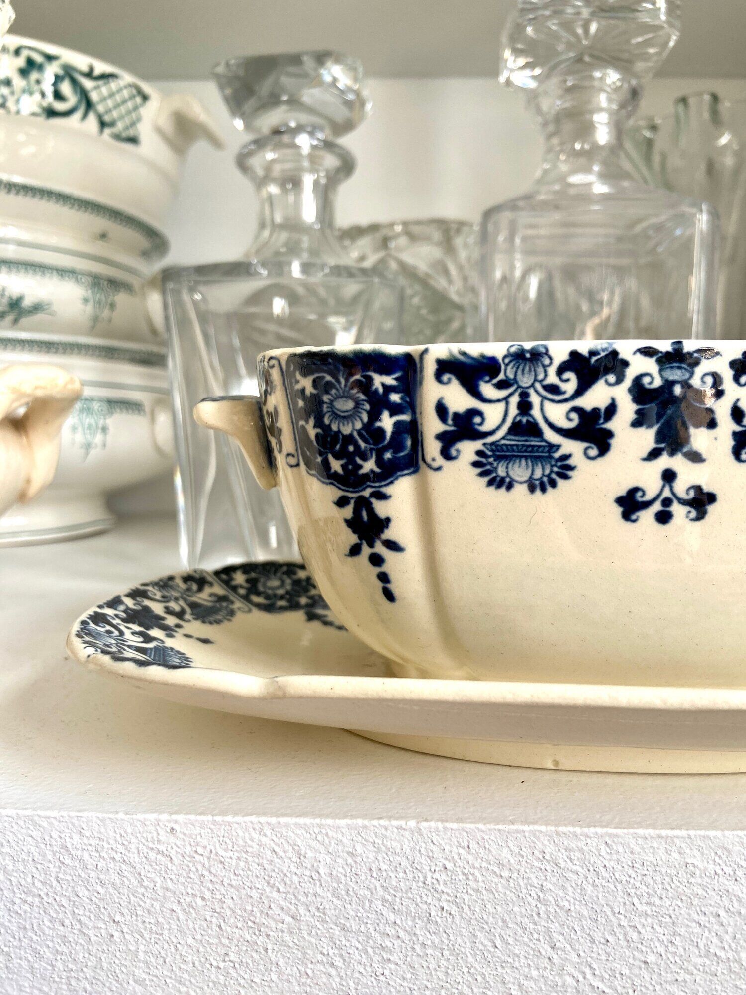 Saucière Gien en terre de fer, service "Blue Ibis" late nineteenth century
