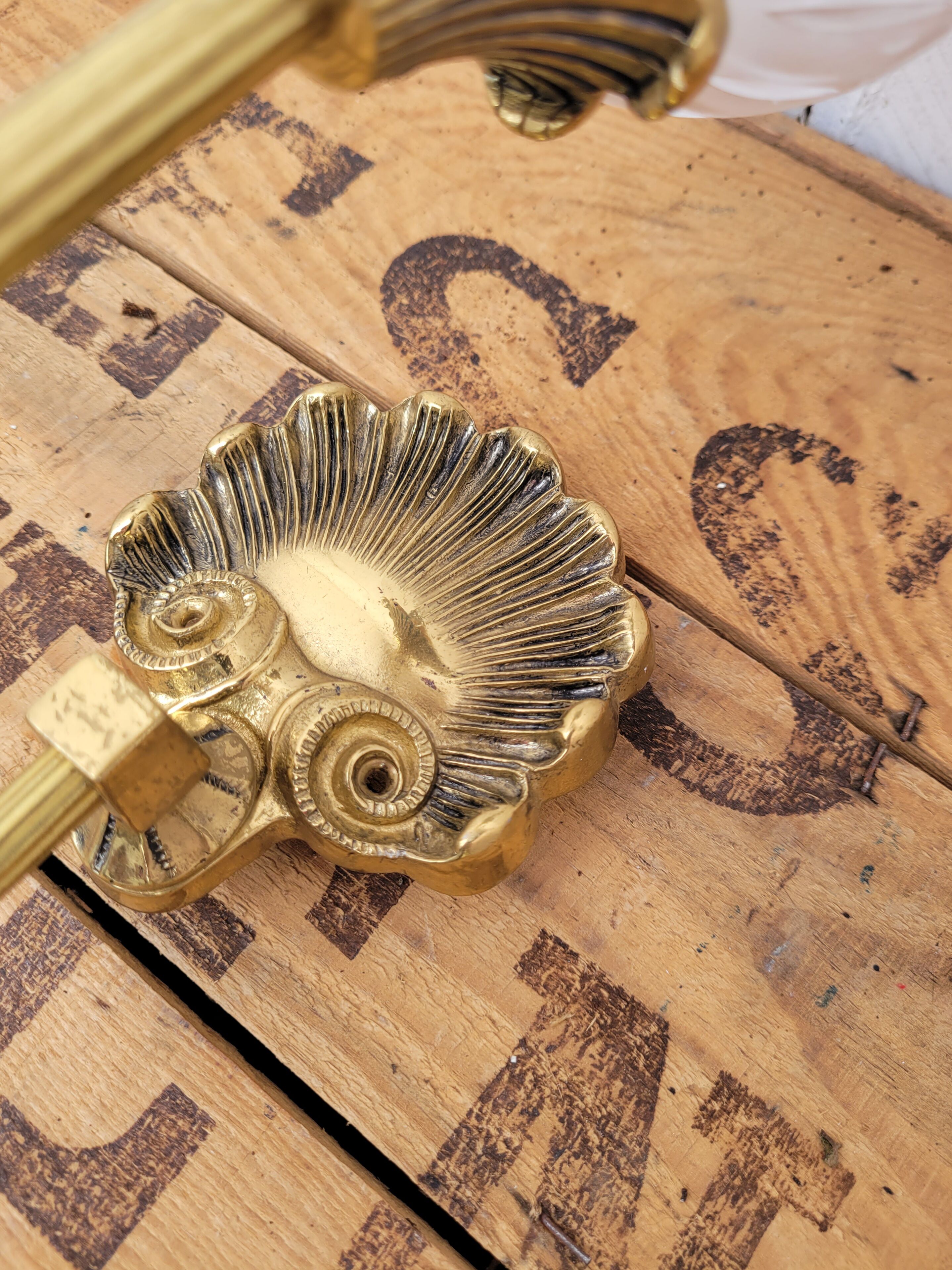 Scallops in brass and glass sconce